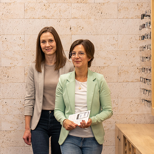 DSC08419 Kundin und Optikerin bei Optik Wachter mit Brillenauswahl