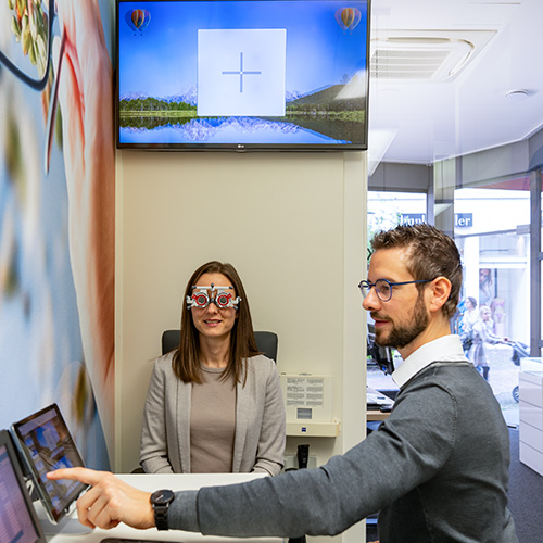 DSC08746 Kundin und Optiker bei Optik Wachter während einem Sehtest
