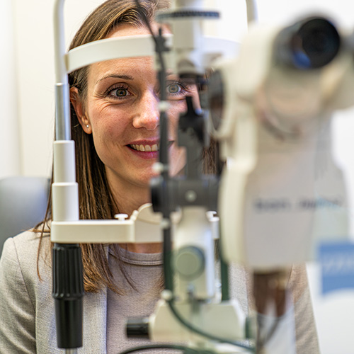 DSC08879 Kundin hinter Sehanalysegerät