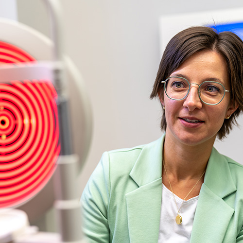 DSC08919 Optikerin schaut zum Wellenfrontanalysegerät