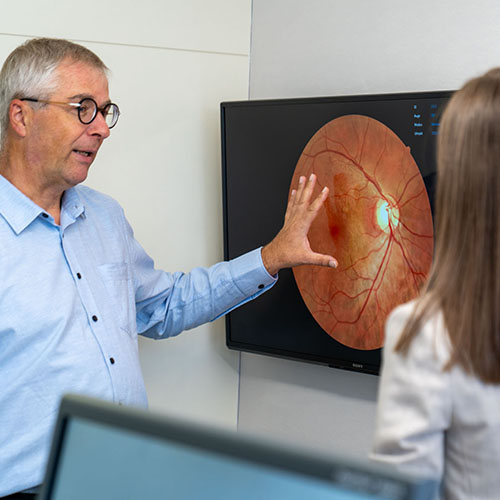 DSC09014 Optiker erklärt Monitor mit Sehanalyseergebnis