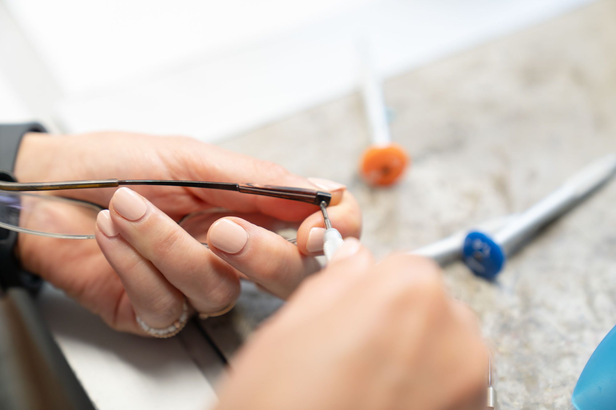 Nahansicht: Brille wird repariert